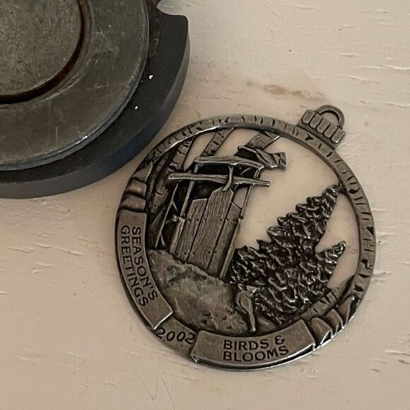 Vintage 2002 Birds & Bloom solid pewter Christmas ornament w/cardinal scene - Picture 10 of 12
